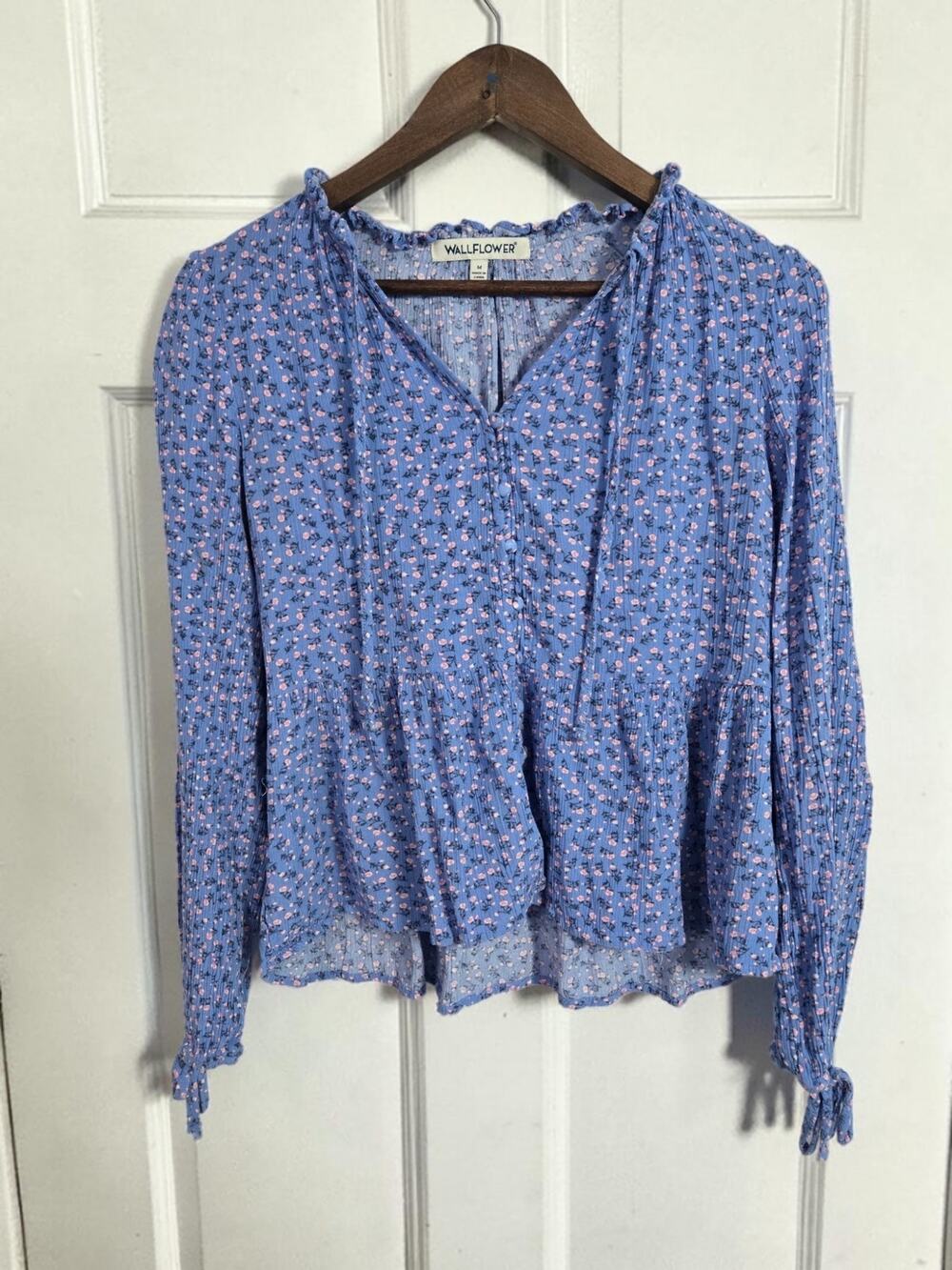 Wallflower Soft Casual Top – Size M – Feminine Everyday Neutral Style